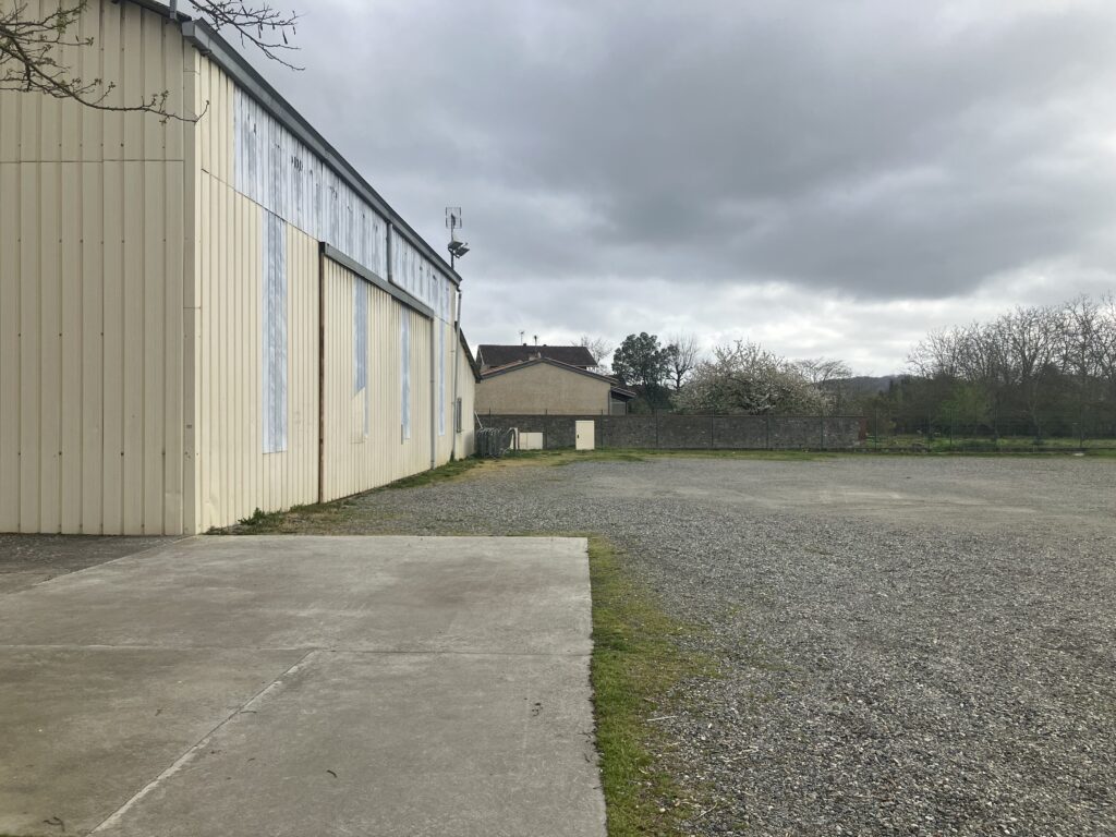 Espace dédie au jeu de pétanque. Un espace couvert ainsi qu'un terrain de jeu à espace ouvert.