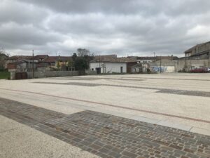 place pour l'accueil de spectacles. Le sol présente différentes matières.